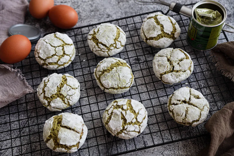 Thành phẩm bánh quy tuyết matcha thơm lừng, hương vị ngọt dịu, thanh mát, thích hợp cho bạn giải nhiệt vào những ngày hè nắng nóng