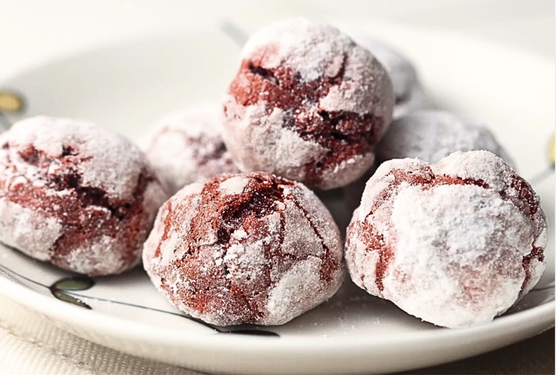 Thành phẩm bánh red velvet crinkle với màu đỏ rượu, phủ một lớp đường bột bên ngoài