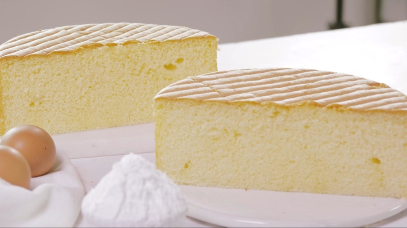 Thành phẩm mềm mịn, bông xốp, vàng óng của bánh bông lan được làm với Bột Bánh Bông Lan RichMix