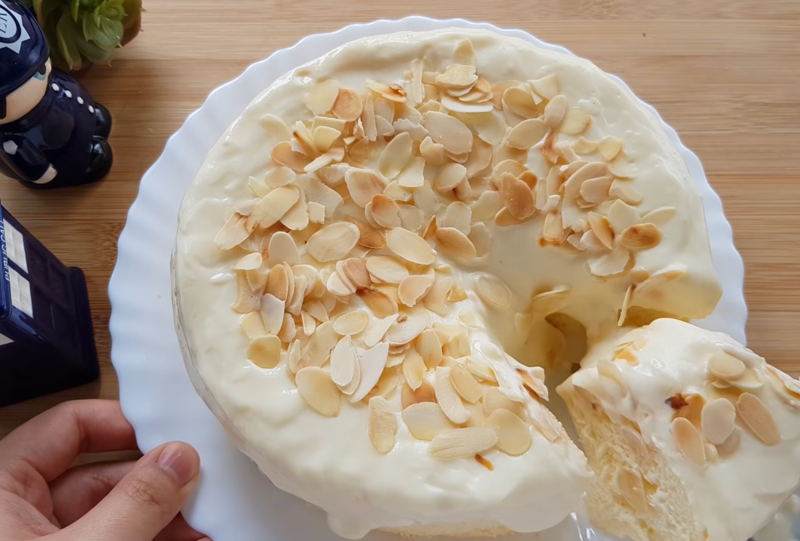 Thưởng thức chiếc bánh bông lan sữa chua phô mai mềm xốp, béo ngậy