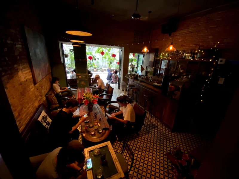 Trái ngược với không khí nhộn nhịp bên ngoài, không gian bên trong cafe Hoàng Thị lại có vẻ cổ điển và yên tĩnh hơn